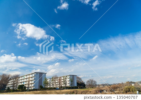 冬天的天空和集體住房 135040707
