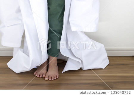 The lower half of a 5-year-old girl wearing a large white coat for adults (Japanese, no face) The lower half of a 5-year-old girl wearing a large white coat for adults (Japanese, no face) 135040732