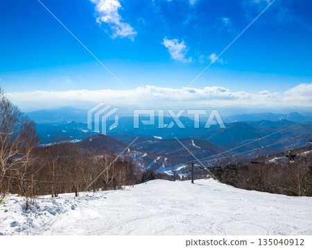 A winter ski course under a clear blue sky and a view of the mountains in the distance (Kawaba, Gunma Prefecture) A winter ski course under a clear blue sky and a view of the mountains in the distance (Kawaba, Gunma Prefecture) 135040912