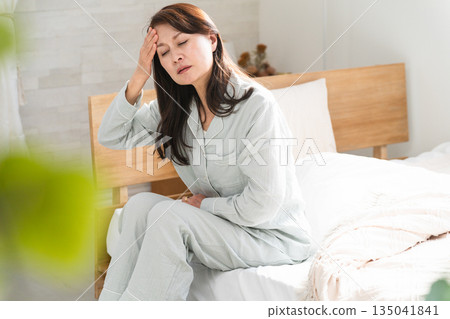一名女子醒來後抱怨床上發冷 一名女子醒來後抱怨床上發冷 135041841