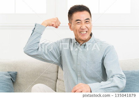 穿著長袖襯衫的男人生活方式形象 穿著長袖襯衫的男人生活方式形象 135041879