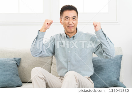 穿著長袖襯衫的男人生活方式形象 穿著長袖襯衫的男人生活方式形象 135041880