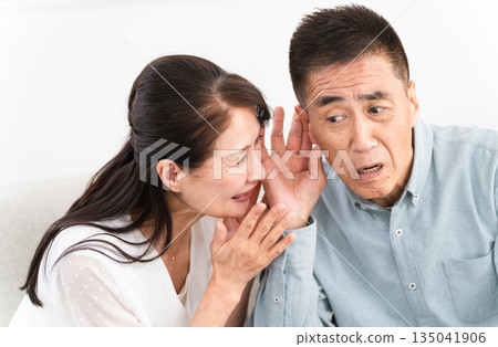 一位妻子反覆和聾啞丈夫說話 一位妻子反覆和聾啞丈夫說話 135041906