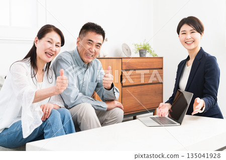 一對中年夫婦接受保險推銷 135041928