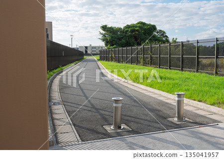 水廠設施內有一條鋪設好的維修道路和一個可移動的金屬路障桿。 135041957