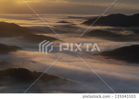 壯麗的山景和雲海 壯麗的山景和雲海 135043103