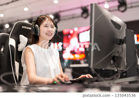 電競遊戲年輕女子 135043536