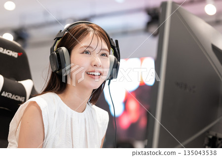 參加在線課程的年輕女性 135043538