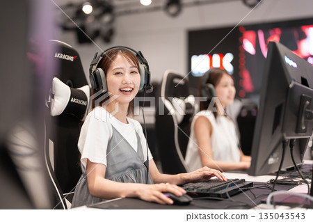 年輕女子在電競比賽中享受遊戲 135043543