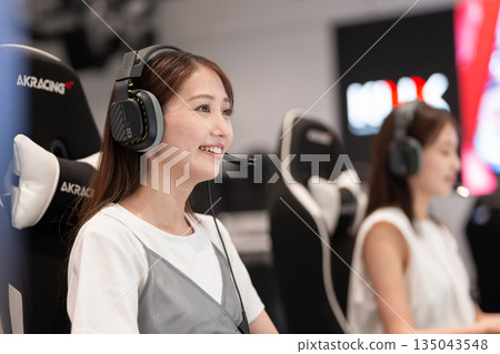 年輕女子在電競比賽中享受遊戲 年輕女子在電競比賽中享受遊戲 135043548