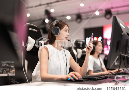 電競遊戲年輕女子 電競遊戲年輕女子 135043561