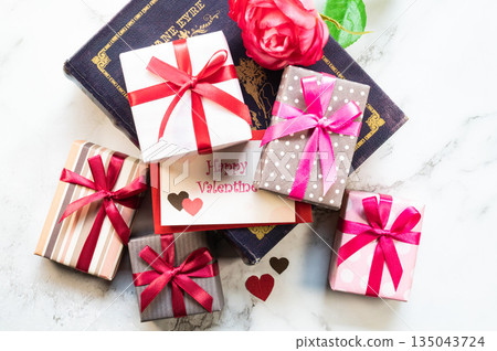 情人節設計:盒子、心型、玫瑰 情人節設計:盒子、心型、玫瑰 135043724