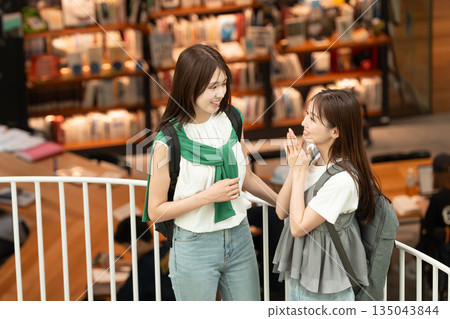 女大學生圖書館校園 135043844