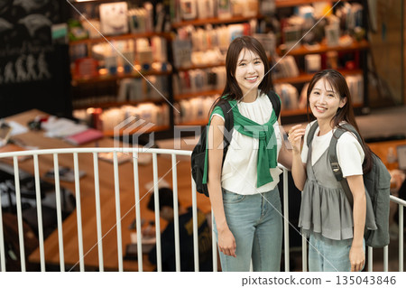 女大學生圖書館校園 135043846