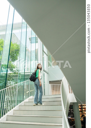 女大學生校園生活大學 135043850