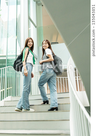 女大學生校園生活大學 135043851