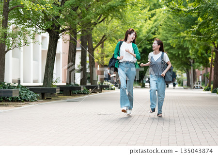 大學校園女大學生跑步 135043874