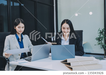 Businesswomen having discussion in office 135043926