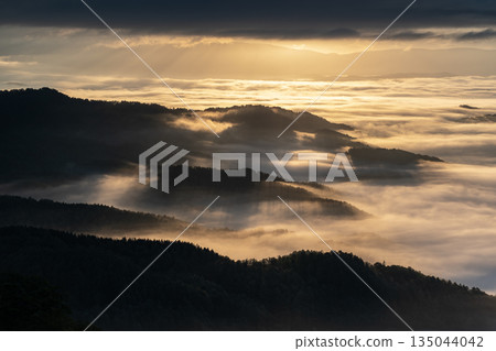 Spectacular mountain views and a sea of clouds 135044042