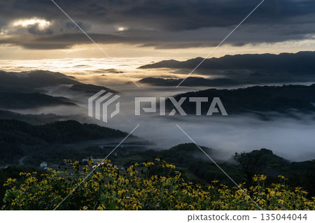 Spectacular mountain views and a sea of clouds Spectacular mountain views and a sea of clouds 135044044