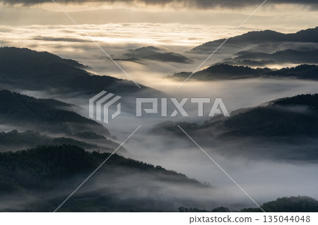 壯麗的山景和雲海 壯麗的山景和雲海 135044048