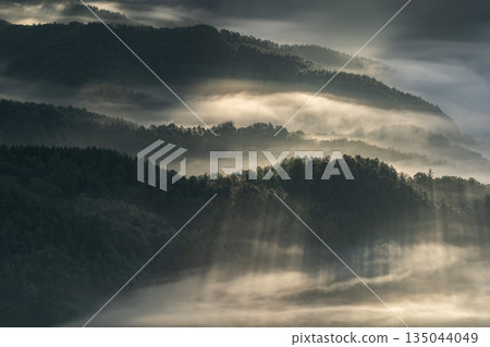 Spectacular mountain views and a sea of clouds 135044049