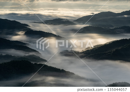 壯麗的山景和雲海 135044057
