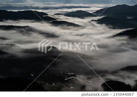 壯麗的山景和雲海 135044067