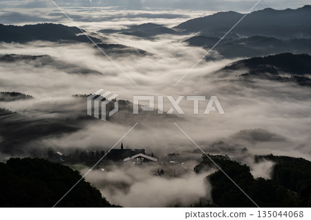 壯麗的山景和雲海 135044068