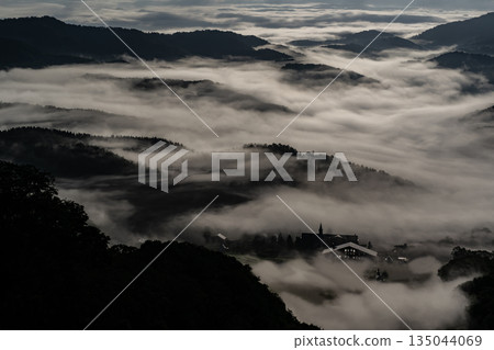Spectacular mountain views and a sea of clouds 135044069