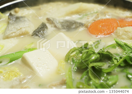 日式火鍋是一道暖身佳餚，非常適合冬季享用，它是將肉類、蔬菜、海鮮和其他食材慢燉而成。 135044074
