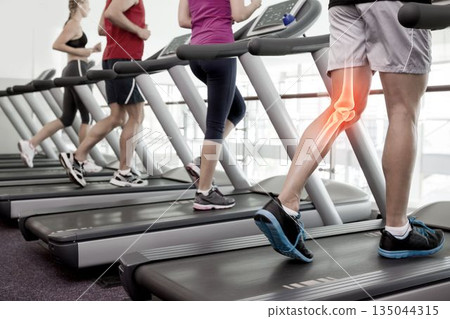 Jogger experiencing knee pain 135044315