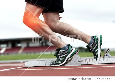Runner experiencing knee pain 135044358