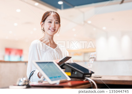 無現金智慧型手機支付的年輕女子 135044745