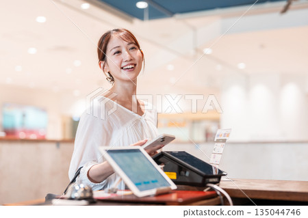 無現金智慧型手機支付的年輕女子 135044746