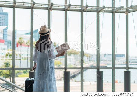 一個喜歡旅行的年輕女子 135044754