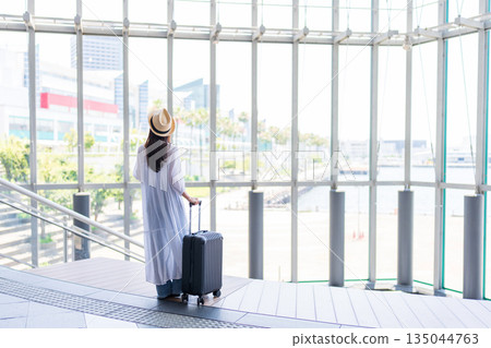 一位女士帶著行李箱旅行 135044763