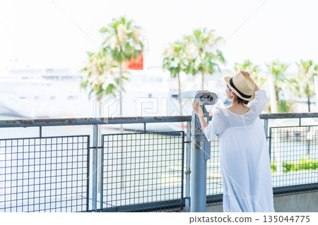 一個喜歡旅行的年輕女子 135044775