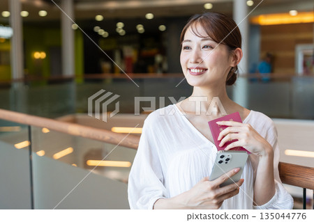 女孩的旅行，護照，智慧型手機 135044776