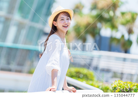 一個喜歡旅行的年輕女子 135044777