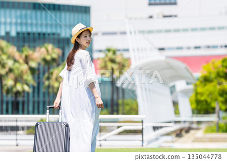 年輕女子去旅行 135044778