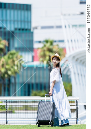 年輕女子去旅行 135044782