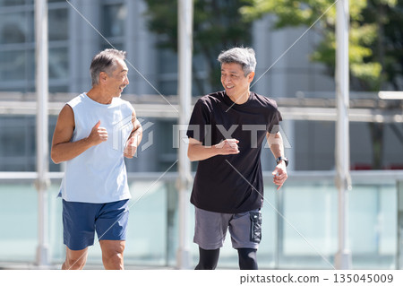 Senior man jogging 135045009