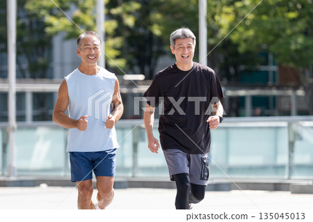 慢跑的老人 慢跑的老人 135045013