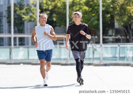 慢跑的老人 慢跑的老人 135045015