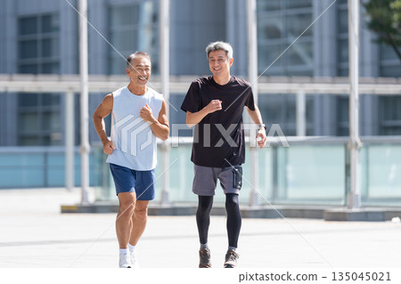 慢跑的老人 135045021