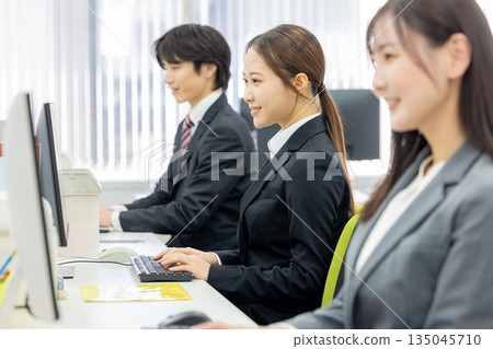 經營個人電腦的女商人 135045710