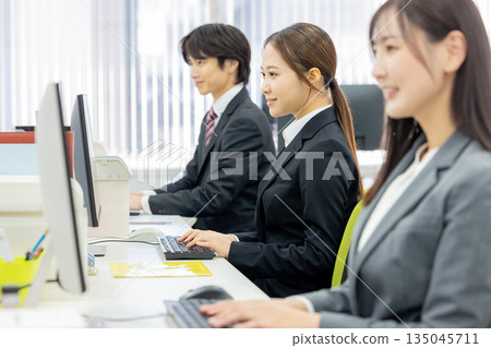 經營個人電腦的女商人 135045711