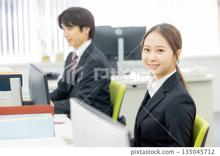 經營個人電腦的女商人 135045712