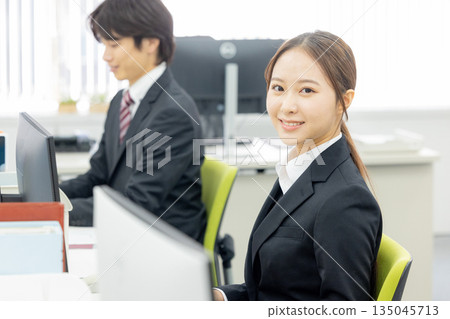 經營個人電腦的女商人 135045713